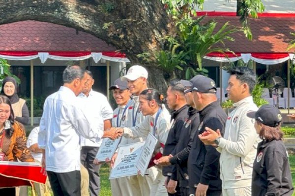 Jokowi Serahkan Bonus Rp 6 Miliar untuk Veddriq Leonardo dan Rizki Juniansyah