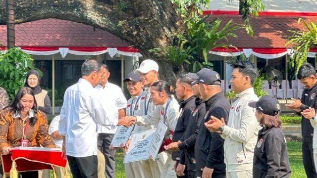 Jokowi Serahkan Bonus Rp 6 Miliar untuk Veddriq Leonardo dan Rizki Juniansyah.(F-INT)