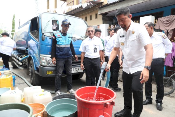 Respons Kekeringan di Kecamatan Tallo, Pjs Wali Kota Makassar Pantau Langsung Distribusi Air Bersih