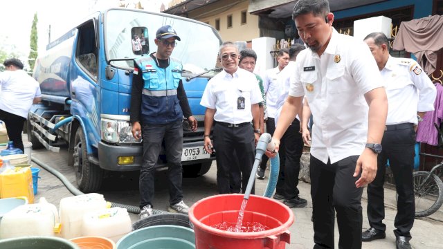 Respons Kekeringan di Kecamatan Tallo, Pjs Wali Kota Makassar Pantau Langsung Distribusi Air Bersih 