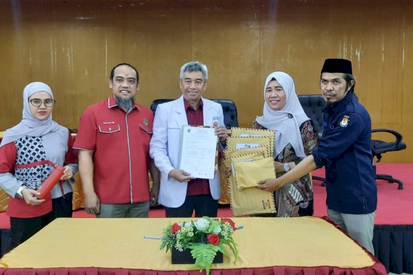 RS Unhas Serahkan Berita Acara Tes Kesehatan Bacakada ke 11 KPU Kabupaten/Kota