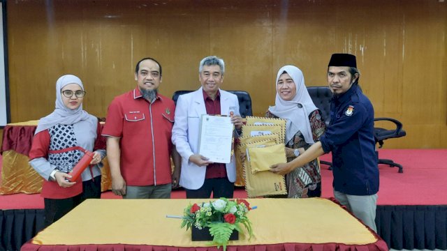 Direktur Utama RS Unhas, dr. Andi Muhammad Ichsan saat Menyerahkan Berita Acara ke KPU Makassar.