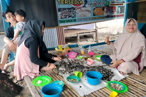 Manfaat Hari Libur Sekolah, Kuliner Tiram Bakar Lajari Barru Sedot Perhatian Warga Makassar