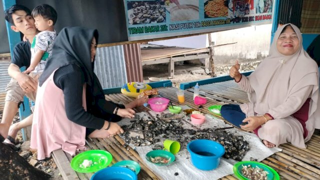 Manfaat Hari Libur Sekolah, Kuliner Tiram Bakar Lajari Barru Sedot Perhatian Warga Makassar