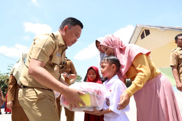 Program Seragam Gratis Direplikasi Pemprov, Tokoh Pendidikan: Bukti Jika Ilham Azikin Bupati yang Visioner