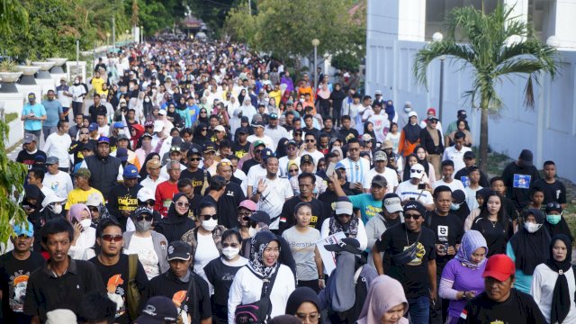 Puluhan Ribu Warga Takalar Padati Lapangan Makkattang, Ikuti Anti Mager Bareng Andalan &#8211; Hati