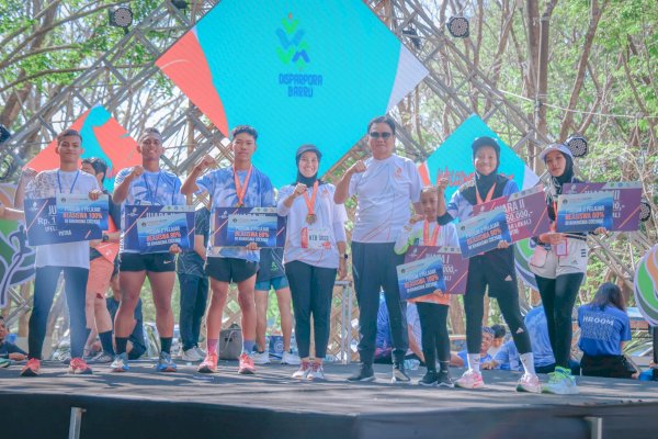 Bupati Barru Suardi Saleh Didampingi Dokter Ulfah Hadiri Run To Berru 2024