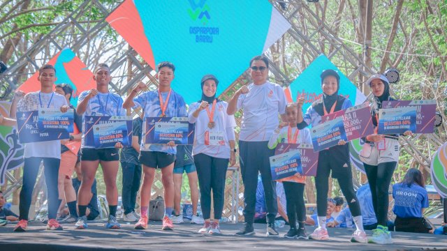 Bupati Barru Suardi Saleh Didampingi Dokter Ulfah Hadiri Run To Berru 2024