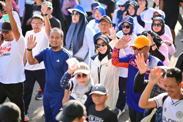 Tampil Bersama di Pinrang, Andi Sudirman-Fatmawati Berbaur dengan Ribuan Peserta Jalan Sehat Anti-Mager