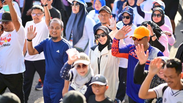 Tampil Bersama di Pinrang, Andi Sudirman-Fatmawati Berbaur dengan Ribuan Peserta Jalan Sehat Anti-Mager