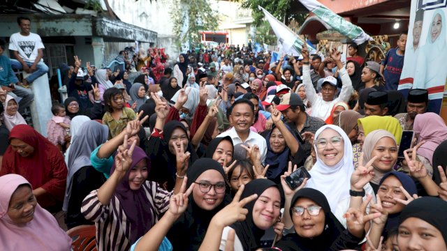 Emak-Emak Cabodo Kompak Minta Cabup 02 Ilham Azikin Lanjutkan Program Seragam Sekolah Gratis di Bantaeng