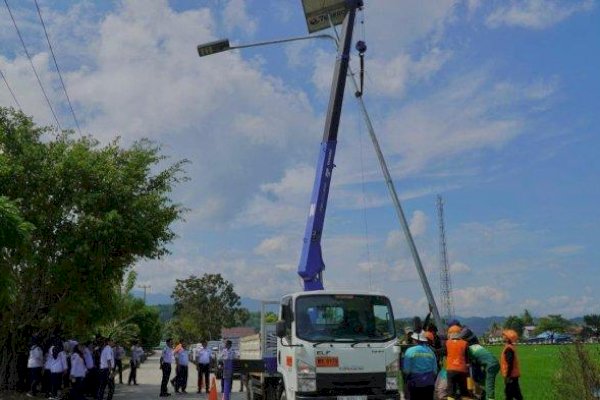 Setelah Bone, BPTD Kelas II Sulsel Pasang 39 Lampu Penerangan Jalan Umum di Barru