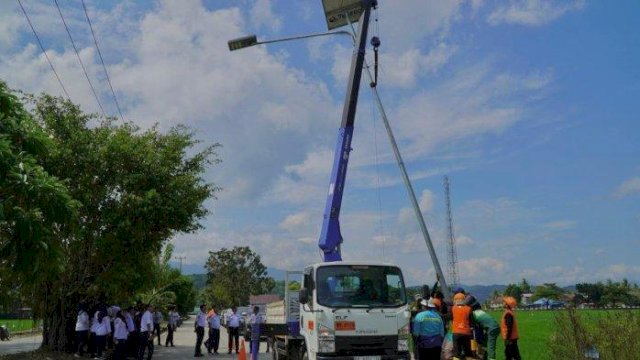 Setelah Bone, BPTD Kelas II Sulsel Pasang 39 Lampu Penerangan Jalan Umum di Barru