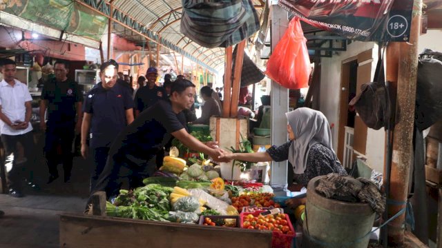 Tasming Hamid &#8211; Hermanto Disambut Antusias Pedagang saat Kunjungan ke Pasar Labukkang