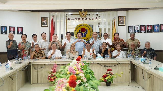 Seto-Rezki saat Silaturahmi Bersama Yayasan Sosial Budi Luhur Makassar.