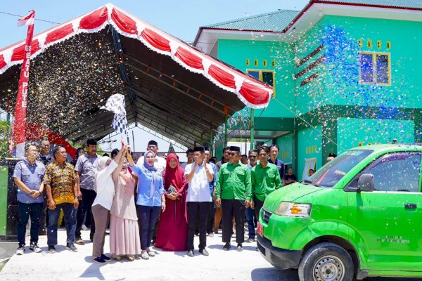 Ketua DPRD Sulsel Serahkan Bantuan Kursi-Sound Sistem untuk Kantor Desa di Barru