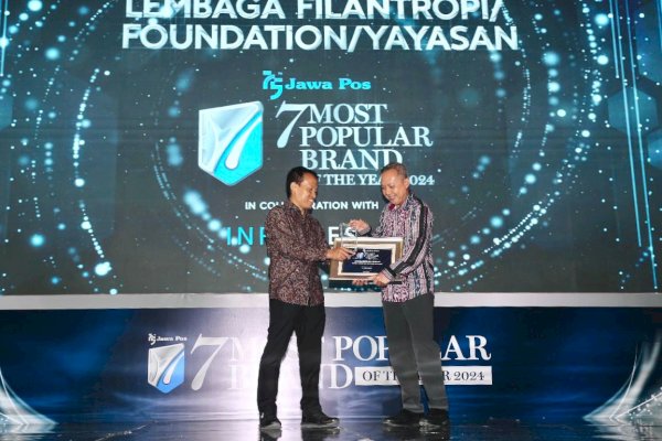 Lagi, Yayasan Hadji Kalla Raih Penghargaan Jawa Pos 7 Most Popular Brand of The Year 2024