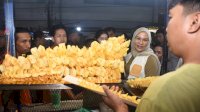 Malam-malam, Rezki Lutfi Blusukan-Sapa Pelaku UMKM di Kawasan Kuliner Pasar Cidu Makassar