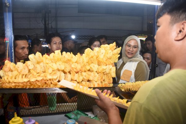 Malam-malam, Rezki Lutfi Blusukan-Sapa Pelaku UMKM di Kawasan Kuliner Pasar Cidu Makassar