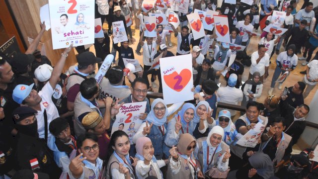 Seto-Rezki Foto Bersama Pendukung usai Pengundian Nomor Urut