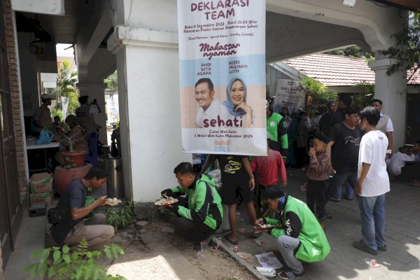 Jumat Berkah, Tim Mudah Sehati Bagikan Makan Siang Gratis untuk Pengguna Jalan