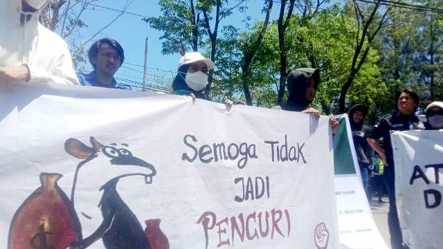 Pelantikan Anggota DPRD Pangkep Diwarnai Aksi Unjuk Rasa Mahasiswa