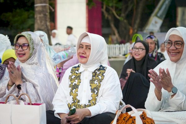 Ketua TP PKK Kota Makassar Ikuti Gerakan Sholat Subuh Berjamaah di Anjungan Pantai Losari