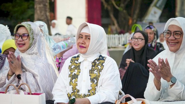 Ketua TP PKK Kota Makassar Ikuti Gerakan Sholat Subuh Berjamaah di Anjungan Pantai Losari