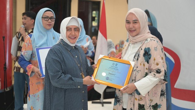 Indira Yusuf Ismail Beri Penghargaan Pemenang Lomba Jambore HKG PKK Kota Makassar