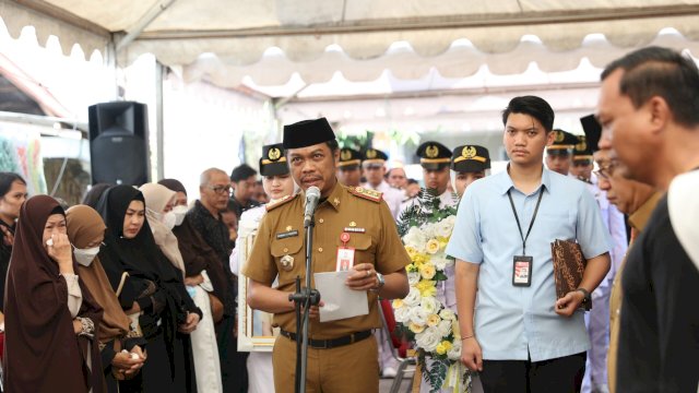 Tangis Pecah Pj Sekda Kota Makassar Firman Pagarra.