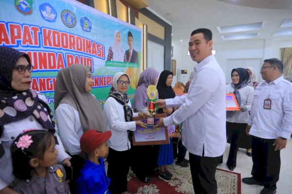 Bupati Pangkep Yusran Serahkan Hadiah Juara Gebyar PAUD