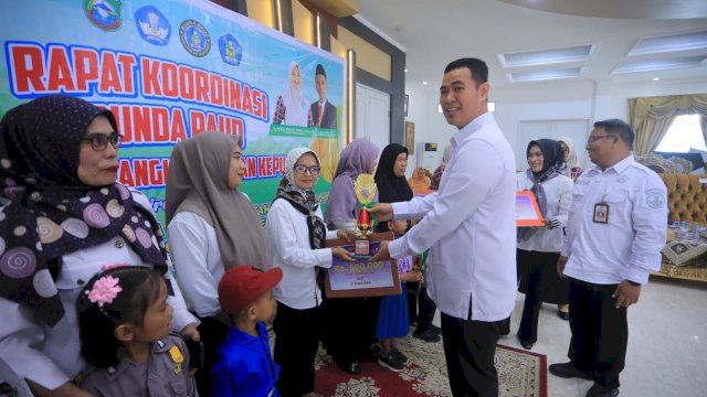 Bupati Pangkep Yusran Serahkan Hadiah Juara Gebyar PAUD.