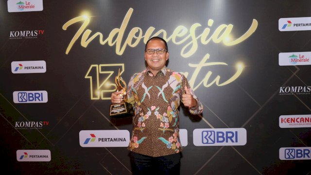 Danny Pomanto Terima Penghargaan dari Kompas TV.