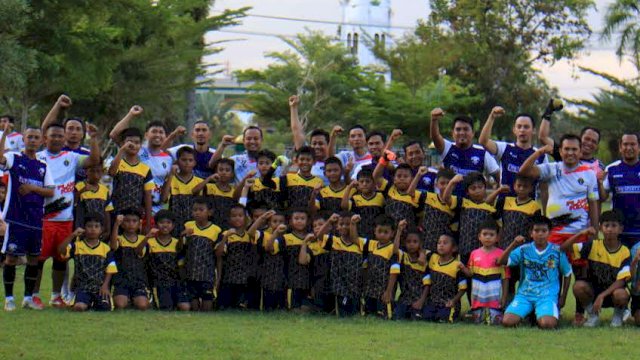 Andi Sudirman Sempatkan Diri Mampir Main Bola di Kota Palopo.