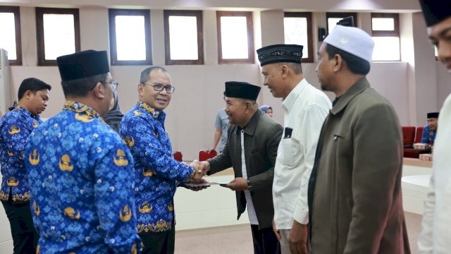 Wali Kota Makassar Danny Pomanto Serahkan SK Penetapan kepada Puluhan Imam Kelurahan.