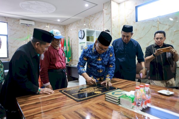 Danny Pomanto dan Pengurus Muhammadiyah Salat Ashar Berjemaah di Pusat Dakwah Muhammadiyah Makassar