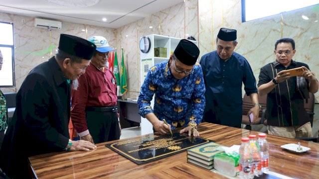 Danny Pomanto dan Pengurus Muhammadiyah Salat Ashar Berjemaah di Pusat Dakwah Muhammadiyah Makassar.