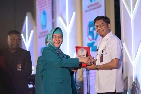 Sinergi TP PKK dan OPD Pemkot Makassar, Indira Yusuf Ismail Serahkan Plakat Penghargaan di HKG ke-52