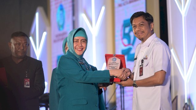 Sinergi TP PKK dan OPD Pemkot Makassar, Indira Yusuf Ismail Serahkan Plakat Penghargaan di HKG ke-52