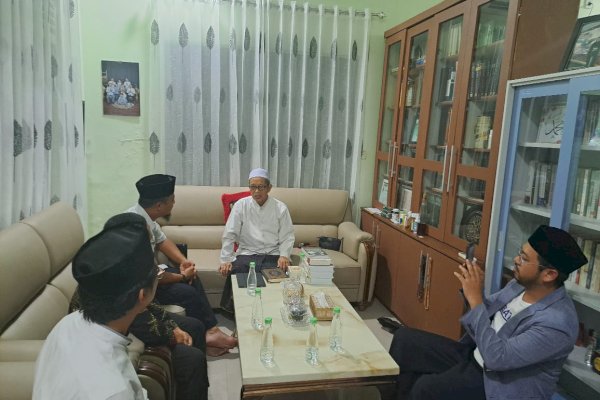 Usai dari Palopo, Andi Sudirman Malam-Malam Kunjungi Kediaman Rais Syuriah PWNU Sulsel KH. Baharuddin