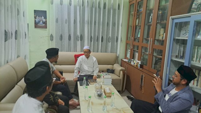 Andi Sudirman Malam-Malam Kunjungi Kediaman Rais Syuriah PWNU Sulsel KH. Baharuddin.