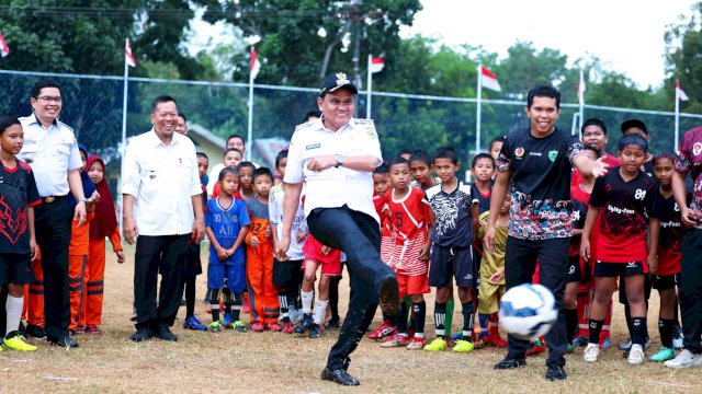 Bupati Barru Suardi Saleh Resmikan School Mini Soccer.