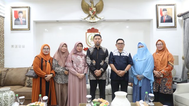 Perwakilan Kepala Sekolah, menemui Pjs Wali Kota Makassar, Andi Arwin Azis di rumah jabatan Wali Kota Makassar, Sabtu malam, (28/09/2024).