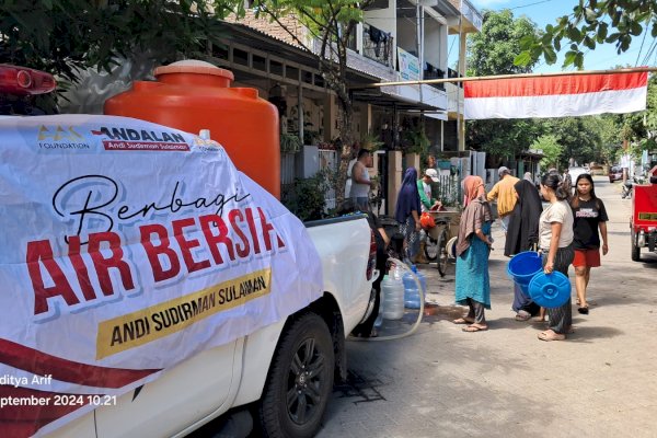 Warga Makassar Kesulitan Air Bersih, Andalan Sulsel Peduli dan AAS Community Bantu Salurkan Air 6 Kubik Sehari