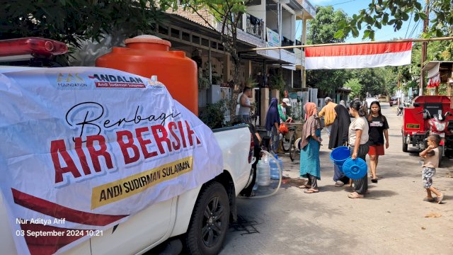 Warga Makassar Kesulitan Air Bersih, Andalan Sulsel Peduli dan AAS Community Bantu Salurkan Air 6 Kubik Sehari