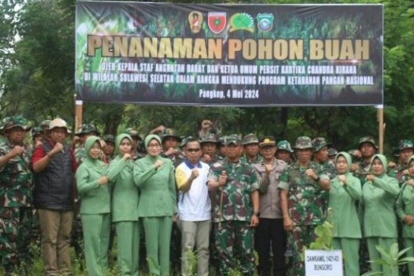 Dandim 1421/Pangkep Pimpin Penanaman Ratusan Pohon Buah Serentak