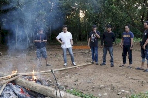 Kasat Reskrim Polres Pangkep Bongkar dan Bakar Tempat Judi Sabung Ayam 