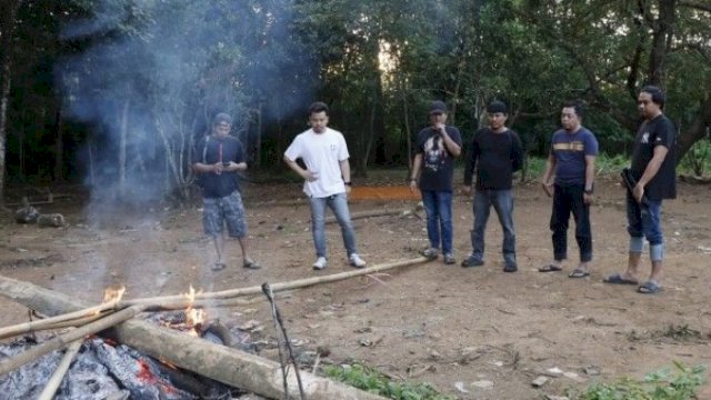 Kasat Reskrim Polres Pangkep Bongkar dan Bakar Tempat Judi Sabung Ayam&nbsp;