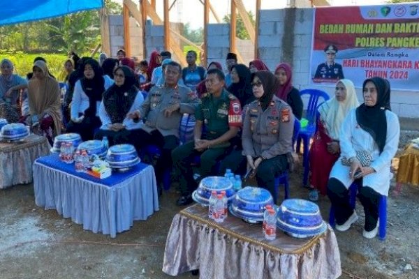HUT Bhayangkara ke 78, Polres Pangkep Beri Bantuan Rumah Layak Huni di Kampung Alekarajae