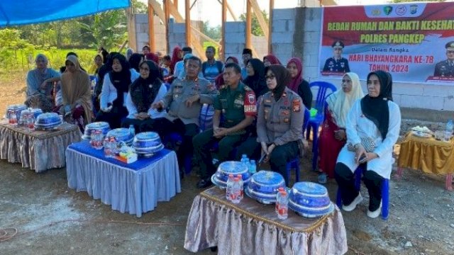 HUT Bhayangkara ke 78, Polres Pangkep Beri Bantuan Rumah Layak Huni di Kampung Alekarajae